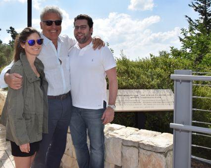 Gustavo Halbreich junto a su hijo Daniel y nuera Daniela durante su visita a Yad Vashem