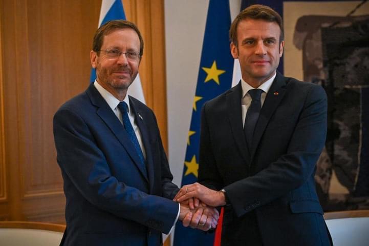 Isaac Herzog a remis à Emmanuel Macron un symbole fort de la Shoah.