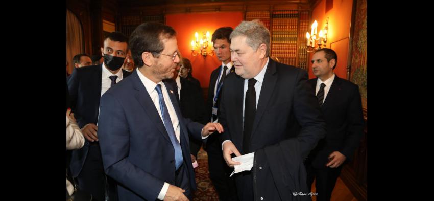 Le président israélien Herzog avec Pierre-François Veil, président du Comité français pour Yad Vashem  