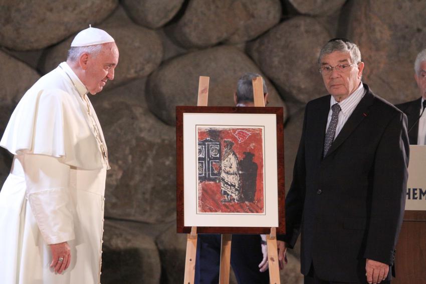 Der Vorstandsvorsitzende von Yad Vashem, Avner Shalev, überreicht Papst Franziskus das Replikat eines Gemäldes aus der Zeit des Holocaust