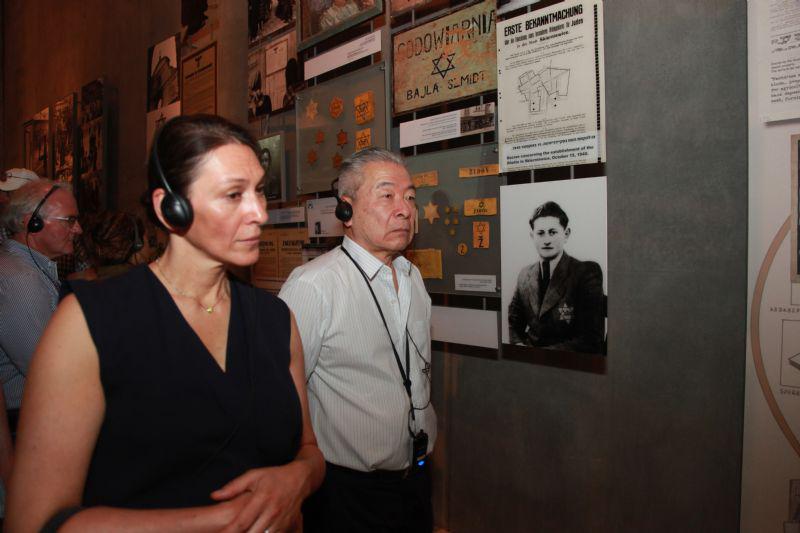 Nobuki Sugihara and his wife touring the Holocaust History Museum