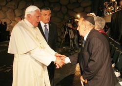 חסיד אומות העולם איוואן וראנטיץ' לוחץ את ידו של האפיפיור בנדיקטוס ה - 16 בעת ביקורו ביד ושם במאי 2009 (צילום יצחק הררי)