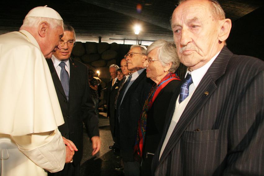 El papa estrechando las manos de seis sobrevivientes del Holocausto y un Justo de las Naciones