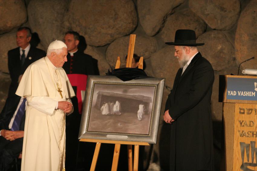 El presidente del Consejo de Yad Vashem rabino Israel Meir Lau haciendo entrega de un obsequio al papa Benedicto XVI – una obra del artista Félix Nussbaum, asesinado en el Holocausto