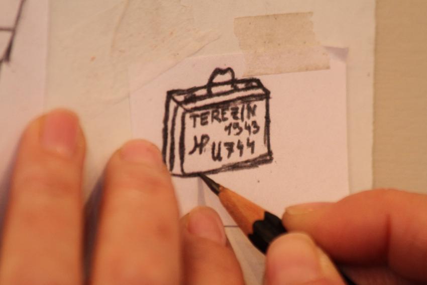 Die Künstlerin Michal Rovner zeichnet vorsichtig eine Originalzeichnung im Maßstab 1:1 nach