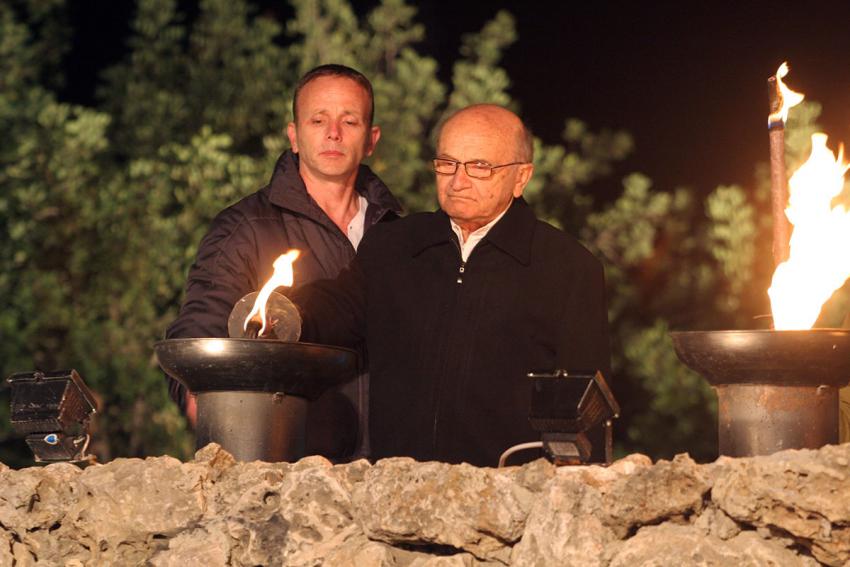 Holocaust survivor Ya’akov Janek Hollaender lights one of the six torches at the ceremony