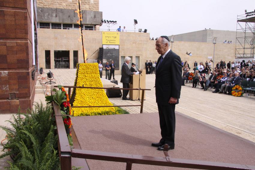 נשיא המדינה שמעון פרס בטקס הנחת הזרים ביד ושם