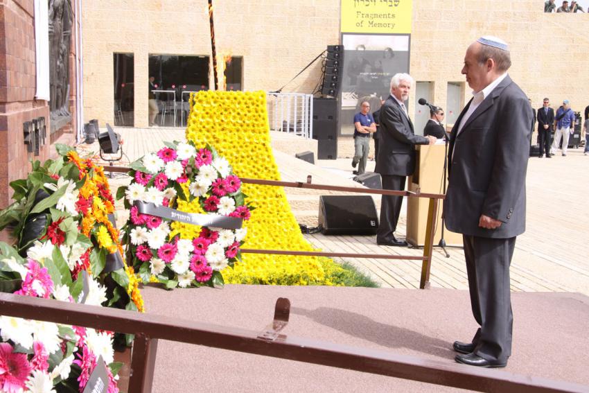 Chair of the Jewish Agency Natan Sharansky during the wreath-laying ceremony