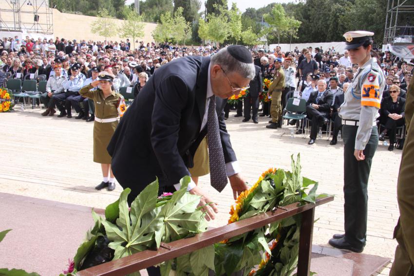 Avner Shalev, Chairman of the Yad Vashem Directorate, during the wreath-laying ceremony