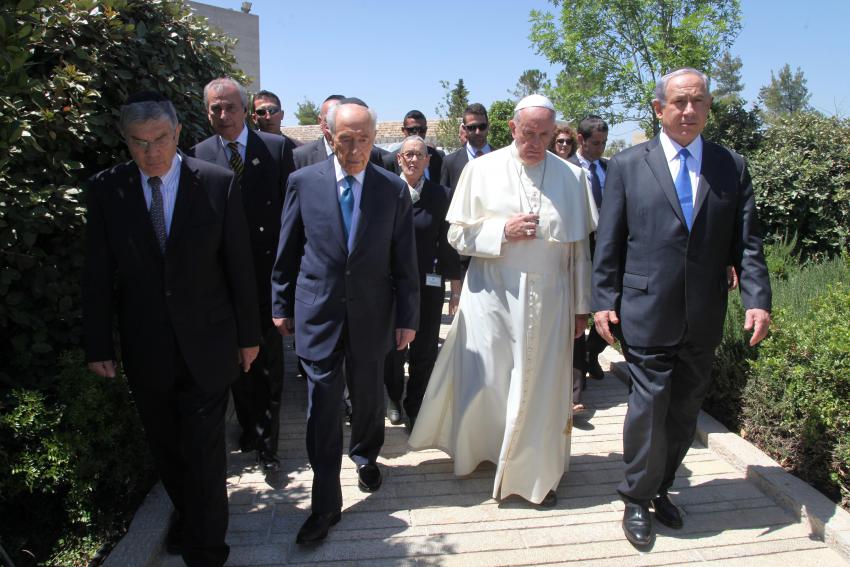 Papst Franziskus bei seiner Ankunft in Yad Vashem mit dem Staatspräsidenten Shimon Peres, Ministerpräsident Benjamin Netanjahu und dem Vorstandsvorsitzenden von Yad Vashem Avner Shalev in Yad Vashem