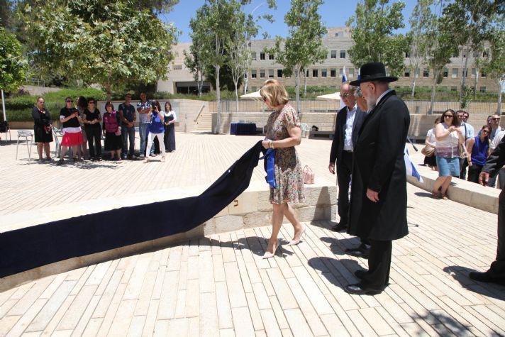 Unveiling of the plaque dedication in honor of Heather Reisman and Gerald Schwartz at the Yad Vashem entrance plaza.