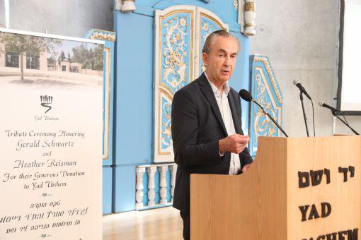 Gerald Schwartz addresses guests at the Yad Vashem Synagogue Ceremony.