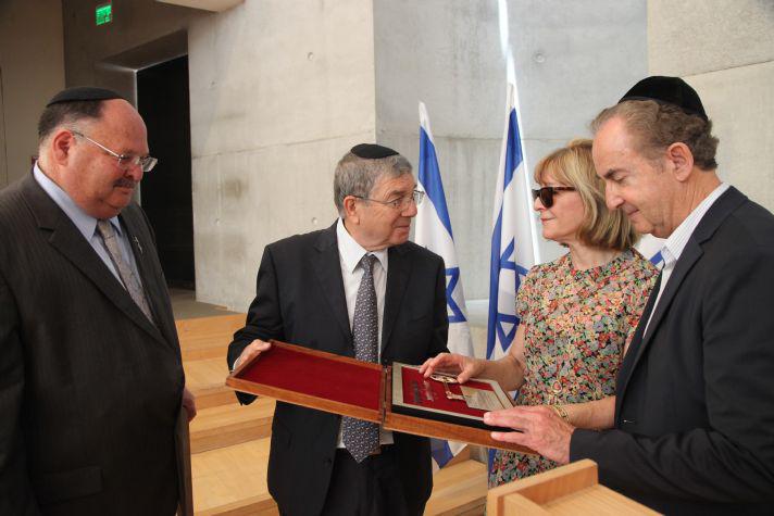 Honored donors Heather Reisman and Gerald Schwartz receive the Yad Vashem Key from Avner Shalev
