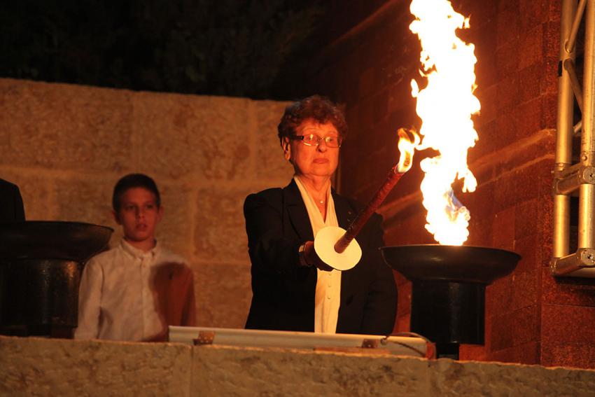Sima Hochman, widow of Holocaust survivor Peretz Hochman, lights one of the six torches at the ceremony