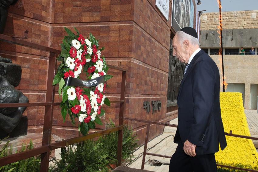 נשיא המדינה שמעון פרס בטקס הנחת הזרים ביד ושם