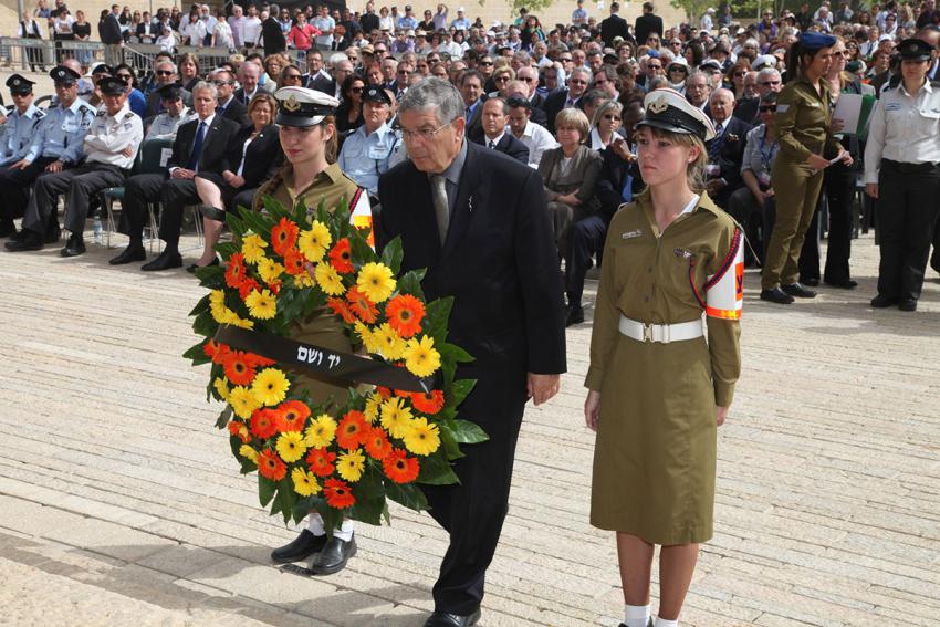 Chairman of the Yad Vashem Directorate Avner Shalev during the wreath-laying ceremony