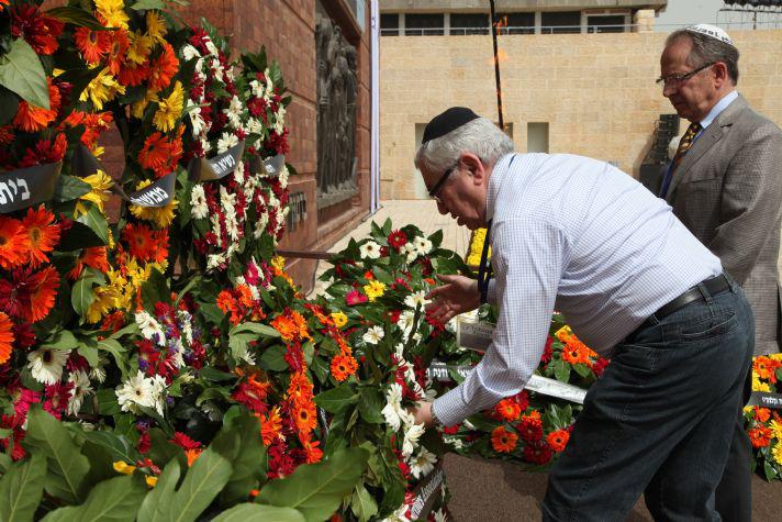 Tobias Rawett laid a wreath on behalf of the Swedish Holocaust Survivors Association accompanied by Mr. George Citrom