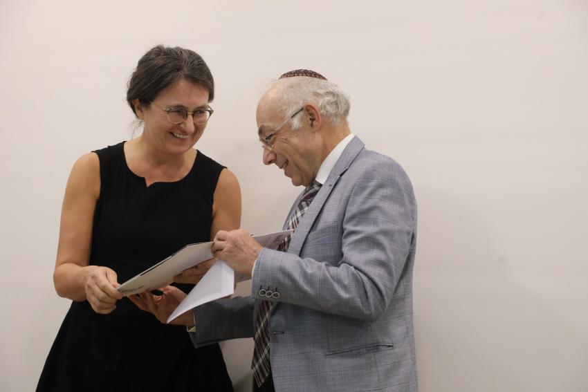 International Research Institute Prof. Dan Michman presents Joanna Tokarska-Bakir with her prize certificate