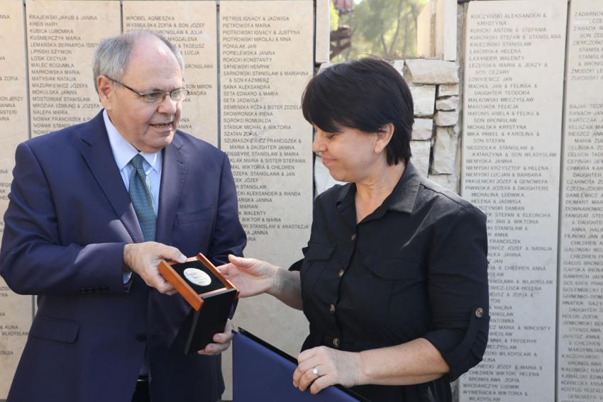Yad Vashem Chairman Dani Dayan presents the Righteous Among the Nations medal and certificate to Galina Grinchik, granddaughter of Yelena Grinchik