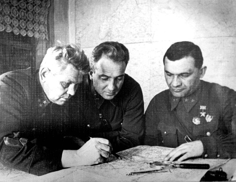 Яков Крейзер (первый справа) со своими сослуживцами в годы войны