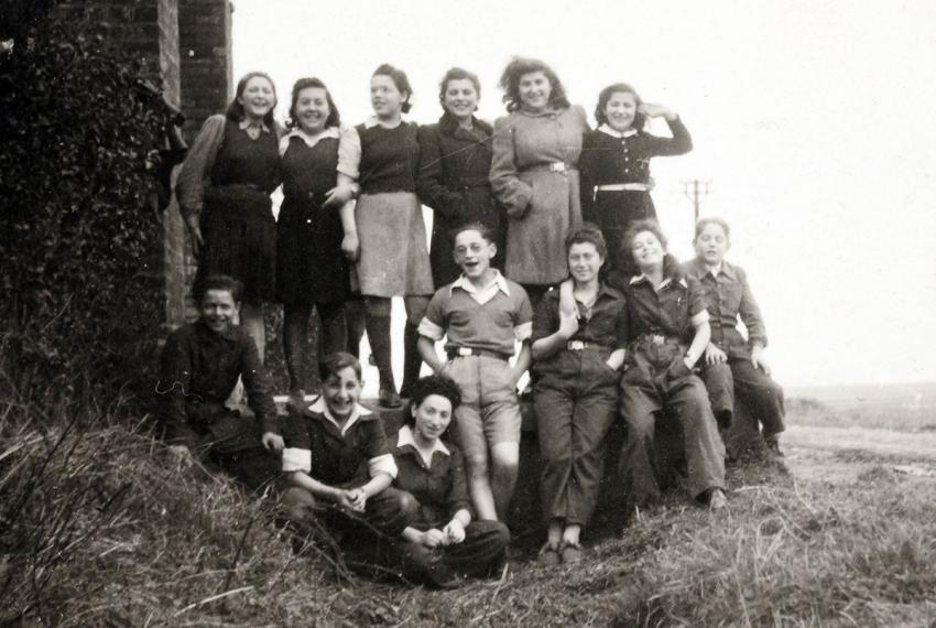 אפרים יקונט (במרכז) בחברת ילדים בבית הילדים מרקן בבלגיה, אחרי השחרור