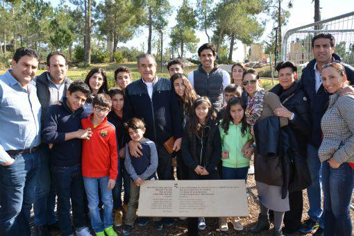 Gladys (tercera derecha) y José Ison (séptimo izquierda) visitaron Yad Vashem junto con su familia en ocasión de la ceremonia de Bar Mitzva de su nieto José y la develación de la placa en su honor