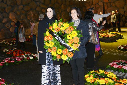 Sara Weisleder y Joan Dachner de Costa Rica, participaron en la Ceremonia de colocación de coronas en Yom Hashoa 2015
