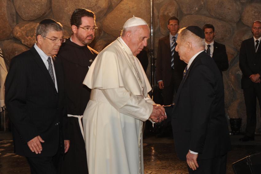 El papa Francisco estrechando la mano del superviviente del Holocausto Avraham Har Shalom