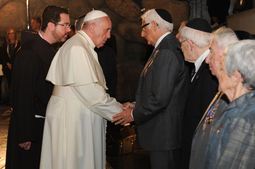 El papa Francisco estrechando la mano del superviviente del Holocausto Joseph Gottdenker