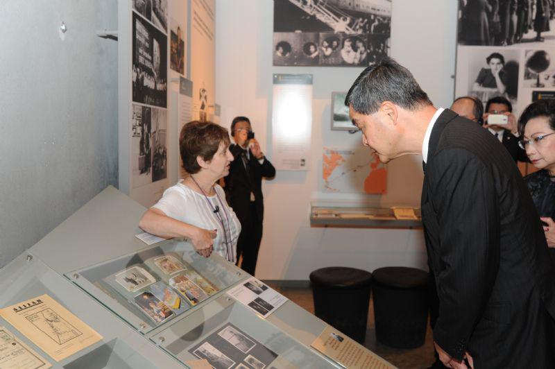 ראש הממשל של הונג קונג ואשתו סיירו במוזאון לתולדות השואה