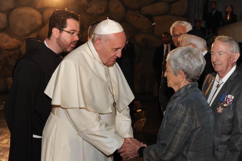 El papa Francisco estrechando la mano de la superviviente del Holocausto Sonia Tunik-Giron