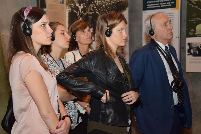 La famille De Benedetti lors de leur visite guidée au Musée d'Histoire de la Shoah.