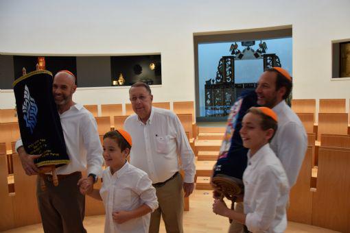 Costa Rica. La familia Kader durante su visita a Yad Vashem en ocasión de la celebración del Bar Mitzvá de Joel Kader (derecha) en la Sinagoga de Yad Vashem.