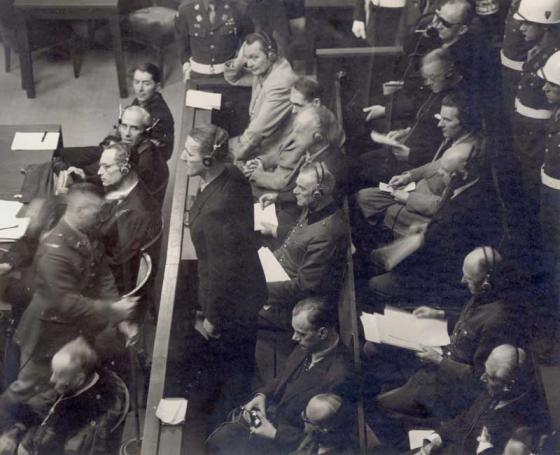 El acusado Kaltenbrunner alega su inocencia durante el juicio de Nuremberg, Alemania