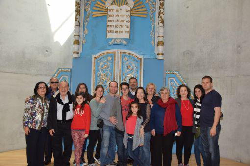 La familia Kugler de Venezuela durante su visita a Yad Vashem con motivo del Bar Mitzva de Max (centro), acompañados por la Sra. Perla Hazan