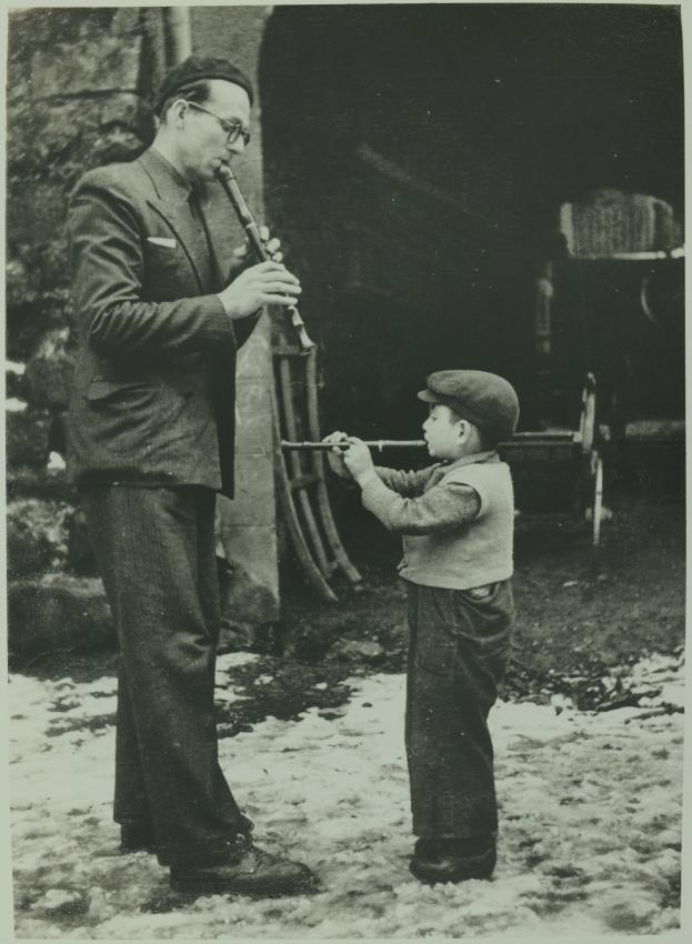 Léo Cohn joue avec un enfant caché pendant la Shoah.