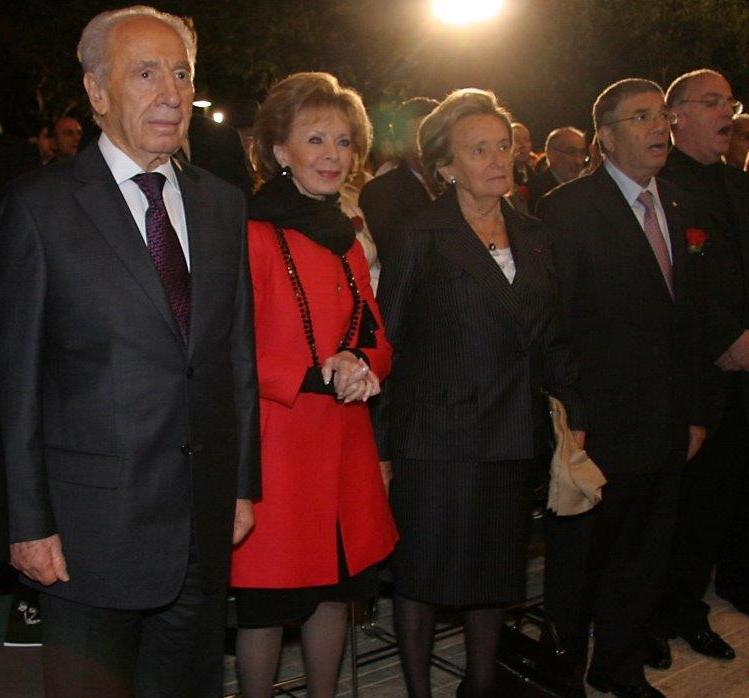 Israeli President Shimon Peres; Lily Safra; French politician and former First Lady Bernadette Chirac; and former Chairman of Yad Vashem Avner Shalev at Yad Vashem