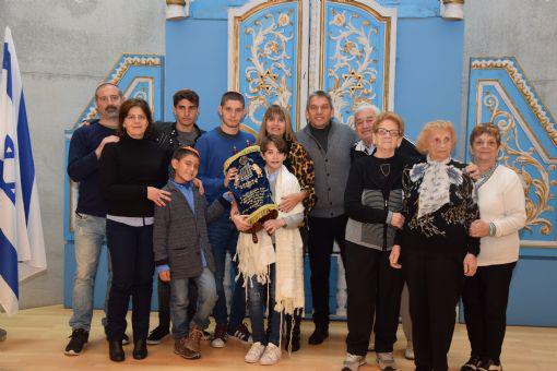 Ileana y Javier Lukacher (quinto y sexta derecha) junto a su familia visitaron Yad Vashem con motivo del Bar Mitzva de su hijo Gonzalo (centro).