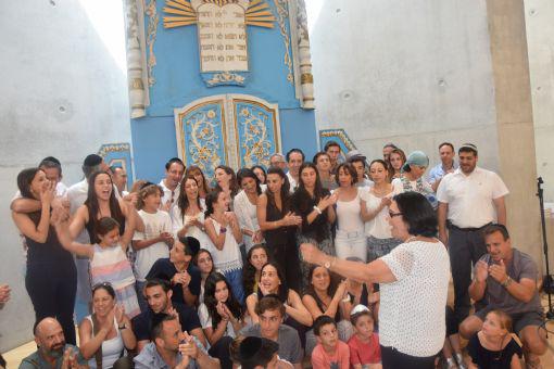 La Familia Michan acompañada por amigos y familiares en la celebración del Bar Mitzva de su hijo Elías