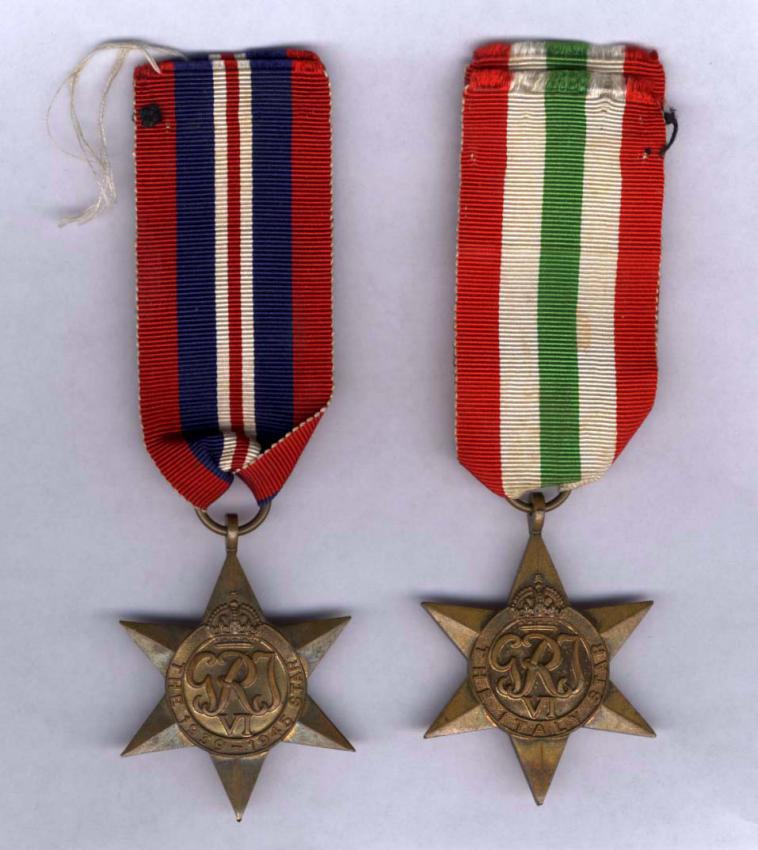 מדליות בריטיות שהוענקו לחייל הבריגדה היהודית (חי&quot;ל) זאב בן יהודה. מימין מדלית כוכב איטליה (The Italy Star). משמאל מדלית כוכב 1945-1939 (The 1939-1945 Star).