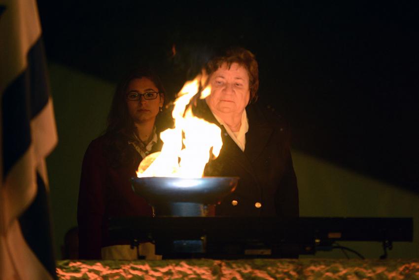 La sobreviviente del Holocausto Shela Altaraz encendiendo una de las seis antorchas durante la Ceremonia Estatal del Día del Recuerdo del Holocausto y el Heroísmo de 2015 en Yad Vashem