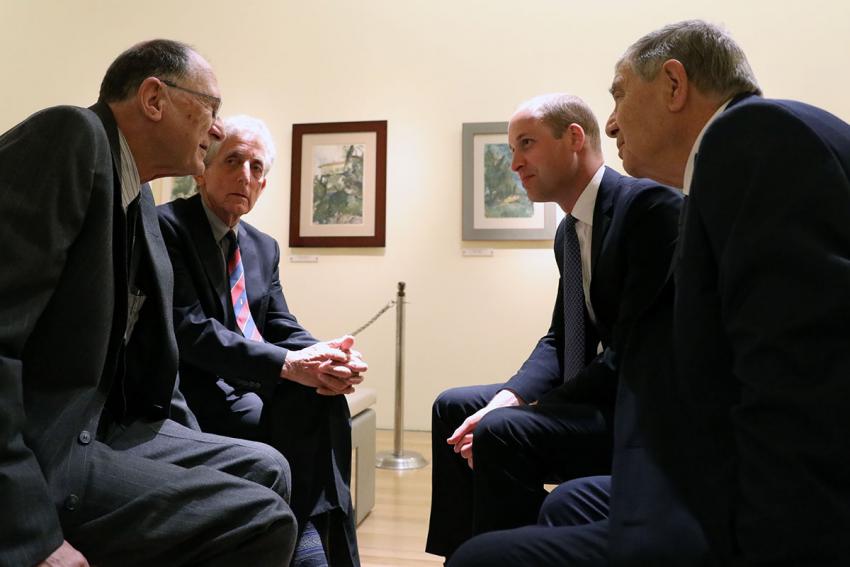הנסיך ויליאם ואבנר שלו בפגישה עם ניצולי השואה הנרי פונר ופול אלכסנדר במוזיאון לאמנות השואה. 