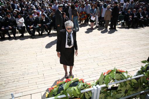 Ms. Gianna Glassman lays the wreath on behalf of the Canadian Society for Yad Vashem as part of the Holocaust Martyrs' and Heroes' Remembrance Day events.