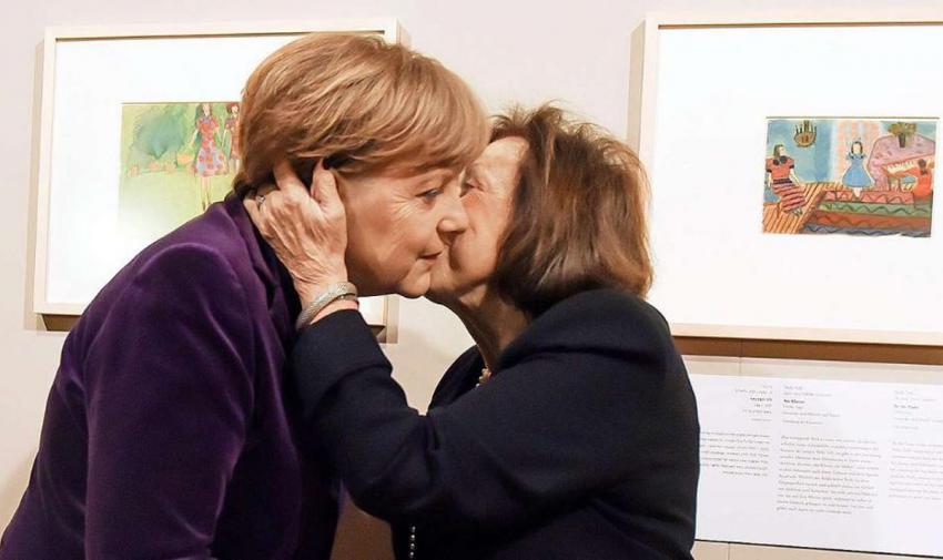 קנצלרית גרמניה אנגלה מרקל עם ניצולת השואה והאמנית נלי טול בפתיחת התערוכה. 