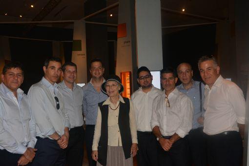 Grupo de líderes de Panamá junto a la sobreviviente del Holocausto Claudine Schwartz