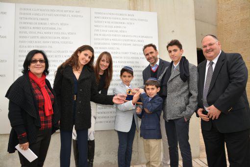 Vicky y Jacobo Penhos junto a sus hijos, Perla Hazan y Shaya Ben Yehuda durante la develación de la placa en su honor en la Plaza de la Esperanza