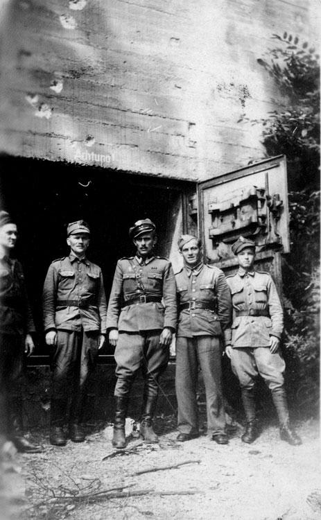 שמואל וילנברג (במרכז) במדי קצין בצבא הפולני. 