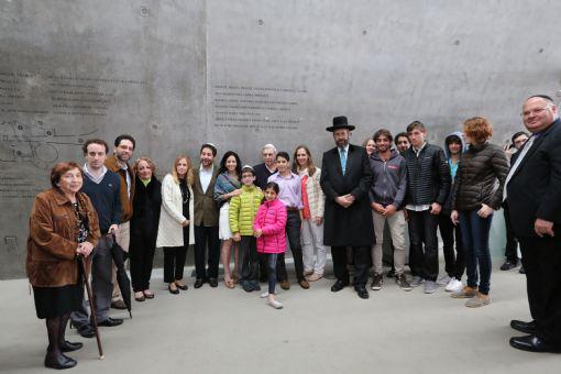 La familia Picker de México al develar la placa en su honor en el Museo de la Historia del Holocausto con motivo del Bar Mitzva de su hijo Alan (centro), acompañados por el rabino David Lau
