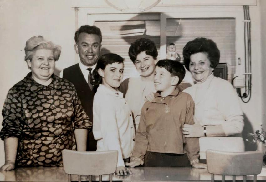 ורוניקה עם יצחק גרוסמן ומשפחתו