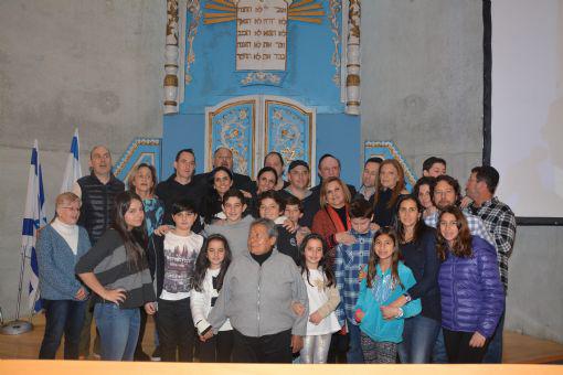Yanine y Leonardo Simpser (cuarta y quinto izquierda) de México y San Diego celebraron junto con su familia y el Director de Relaciones Internacionales Shaya Ben Yehuda el Bar Mitzvah de su hijo Gabriel Simpser (segunda fila, tercero izquierda)